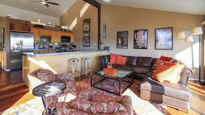 A modern living room with a sofa, coffee table, and patterned rug. - Peachy Canyon Place by Avantstay Vineyard Deck Views Near Wineries (Paso Robles)