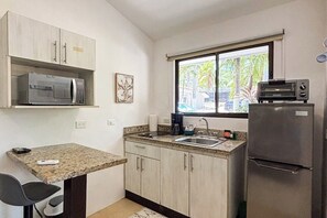 Private kitchen - Studio with Shared Pool, Lanai, Water Views (Playas del Coco)