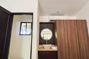 Bathroom - Studio with Shared Pool, Lanai, Water Views (Playas del Coco)