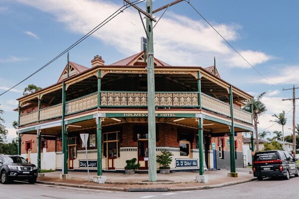Holmesville Hotel - Newcastle