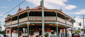 Holmesville Hotel