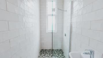 Habitación triple, baño compartido | Baño