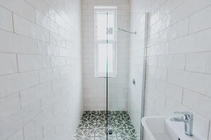 Kamar Triple, kamar mandi umum | Kamar mandi