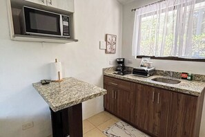 Private kitchen - Studio with Shared Pool, Lanai, Water Views (Playas del Coco)