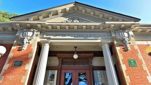 A public library with classical architecture, including columns and a pediment with the library's name. - Baby Bliss by Avantstay Steps to Dining + Shops Paso Robles Wine Country (Paso Robles)