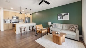 A modern apartment with a kitchen, dining area, and living room. - Landing | Stunning 1BD, Game Room, Gym (Goodyear)