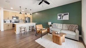 Ein modernes Apartment mit Küche, Essbereich und Wohnzimmer.
