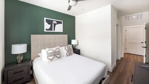 Een bureau, een strijkplank/strijkijzer, wifi, beddengoed