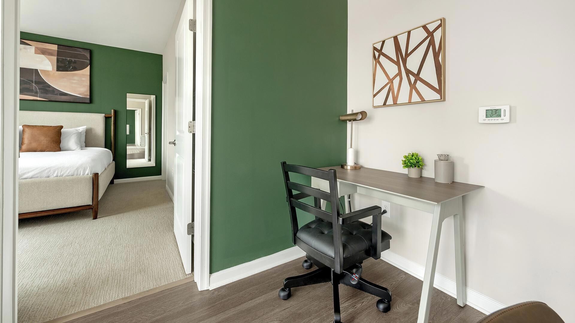 Une chambre à coucher moderne avec un lit, un bureau et une chaise.