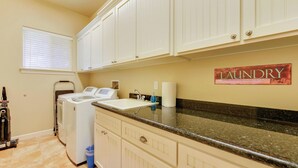 A laundry area with a washing machine, dryer, and a wall-mounted sign that reads 'LAUNDRY'. - Peace of Mind by Avantstay Fenced BBQ Yard + Game Table Paso Robles (Paso Robles)