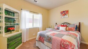 A bedroom with a bed, a dresser, a window with blinds, and a painting on the wall. - Peace of Mind by Avantstay Fenced BBQ Yard + Game Table Paso Robles (Paso Robles)