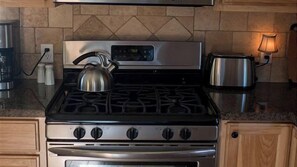 A kitchen with a gas stove, oven, and a kettle. - Olive Alley by Avantstay Outdoor Dining + Full Kitchen Downtown Paso Robles Wine Country (Paso Robles)
