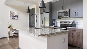 Private kitchen - Landing | Spectacular 1BD, Gym, Courtyard (Atlanta)