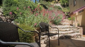 A patio area with outdoor seating and a stone staircase leading to a building. - Vintage Paso by Avantstay Firepit + Garden + BBQ Walk to Downtown Paso (Paso Robles)