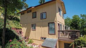 A two-story building with a balcony and a small deck area. - Vintage Paso by Avantstay Firepit + Garden + BBQ Walk to Downtown Paso (Paso Robles)