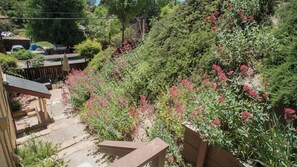 A garden with a wooden deck and a variety of plants and flowers. - Vintage Paso by Avantstay Firepit + Garden + BBQ Walk to Downtown Paso (Paso Robles)