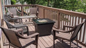 A wooden deck with wicker furniture and a glass-top table. - Vintage Paso by Avantstay Firepit + Garden + BBQ Walk to Downtown Paso (Paso Robles)