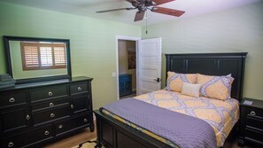 A bedroom with a bed, dresser, and a ceiling fan. - Hilltop West by Avantstay Deck Grill + Game Lounge Paso Robles Wine Country (Paso Robles)
