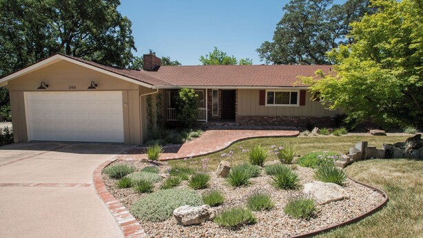 A single-story house with a garage, a covered porch, and a landscaped front yard with rocks and plants. - Hilltop West by Avantstay Deck Grill + Game Lounge Paso Robles Wine Country (Paso Robles)
