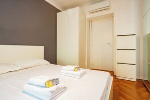 A hotel room with a bed, a wardrobe, and a door. - Buenosaires5 Elegance in Porta Venezia by Hospity (Milan)