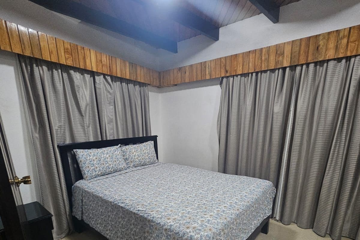 19-1 - 1 Bedroom | Laptop workspace, blackout drapes, iron/ironing board, WiFi (free)