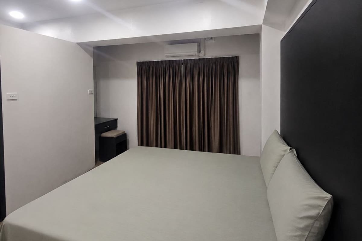 17-2 MB - Double Master Bedroom | Laptop workspace, blackout drapes, iron/ironing board, WiFi (free)