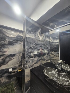 17-2 MB - Double Master Bedroom | Bathroom | Towels, soap, shampoo, toilet paper