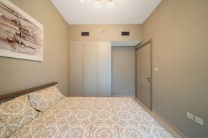 Ein Schlafzimmer mit einem Bett, einem Kleiderschrank und einer Tür.