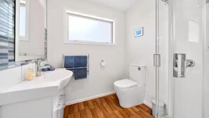 Bathroom - 4 bedroom house with Spa short walk to the square (Martinborough)