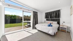 4 bedrooms, WiFi - 4 bedroom house with Spa short walk to the square (Martinborough)