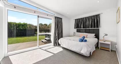 4 bedroom house with Spa short walk to the square