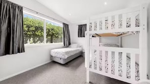 4 bedrooms, WiFi - 4 bedroom house with Spa short walk to the square (Martinborough)