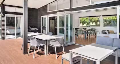 4 bedroom house with Spa short walk to the square