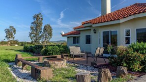A house with a patio, outdoor seating, and a fire pit. - Uvae Vineyard by Avantstay Jetted Tubs + BBQ Patios Paso Wine Country (Paso Robles)