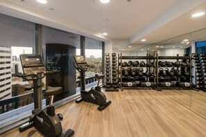 A gym with cardio machines, weightlifting equipment, and kettlebells. - Panorama Landmark Luxe Residence/ Free Parking/ 3BR (Brisbane)