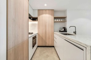 Wasserkocher mit Kaffee-/Teezubehör, Kühlschrank, Mikrowelle, Herdplatte