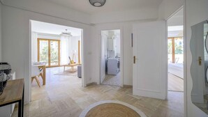 Un interior amplio con comedor, cocina y vistas al exterior.