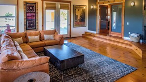 A living room with a sectional sofa, a coffee table, and a patterned rug. - Tour de Rouge by Avantstay Pool + Spa + Firepit Paso Robles Wine (Paso Robles)