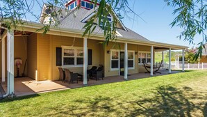 A covered patio with outdoor furniture, a basketball hoop, and a swing. - Tour de Rouge by Avantstay Pool + Spa + Firepit Paso Robles Wine (Paso Robles)