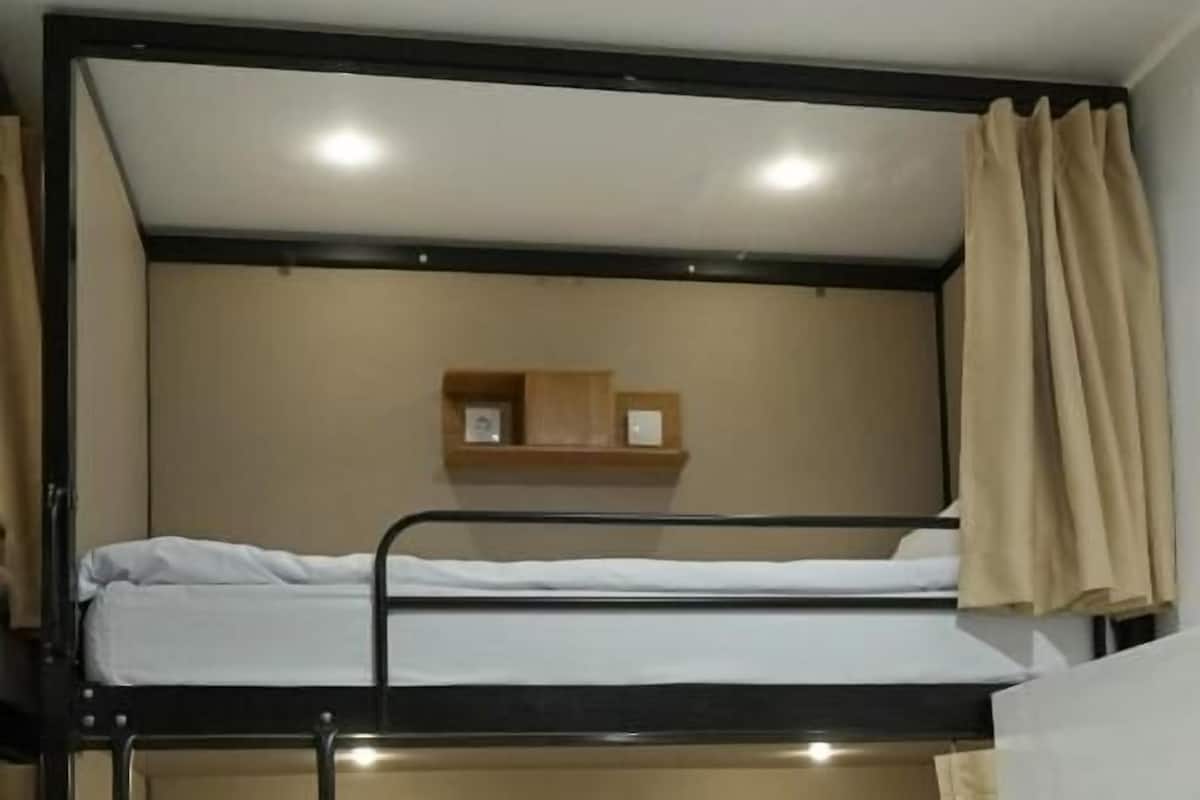 共用宿舍, 男女混合宿舍, 非吸煙房 | 房內夾萬、手提電腦工作空間、隔音、熨斗/熨衫板