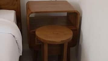 Kamar Double Basic, 1 Tempat Tidur Double, Bebas Asap Rokok | Brankas, ruang kerja ramah laptop, kedap suara, dan setrika/meja setrika