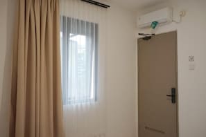 Basic Double Room, 1 Double Bed, Non Smoking | Interior