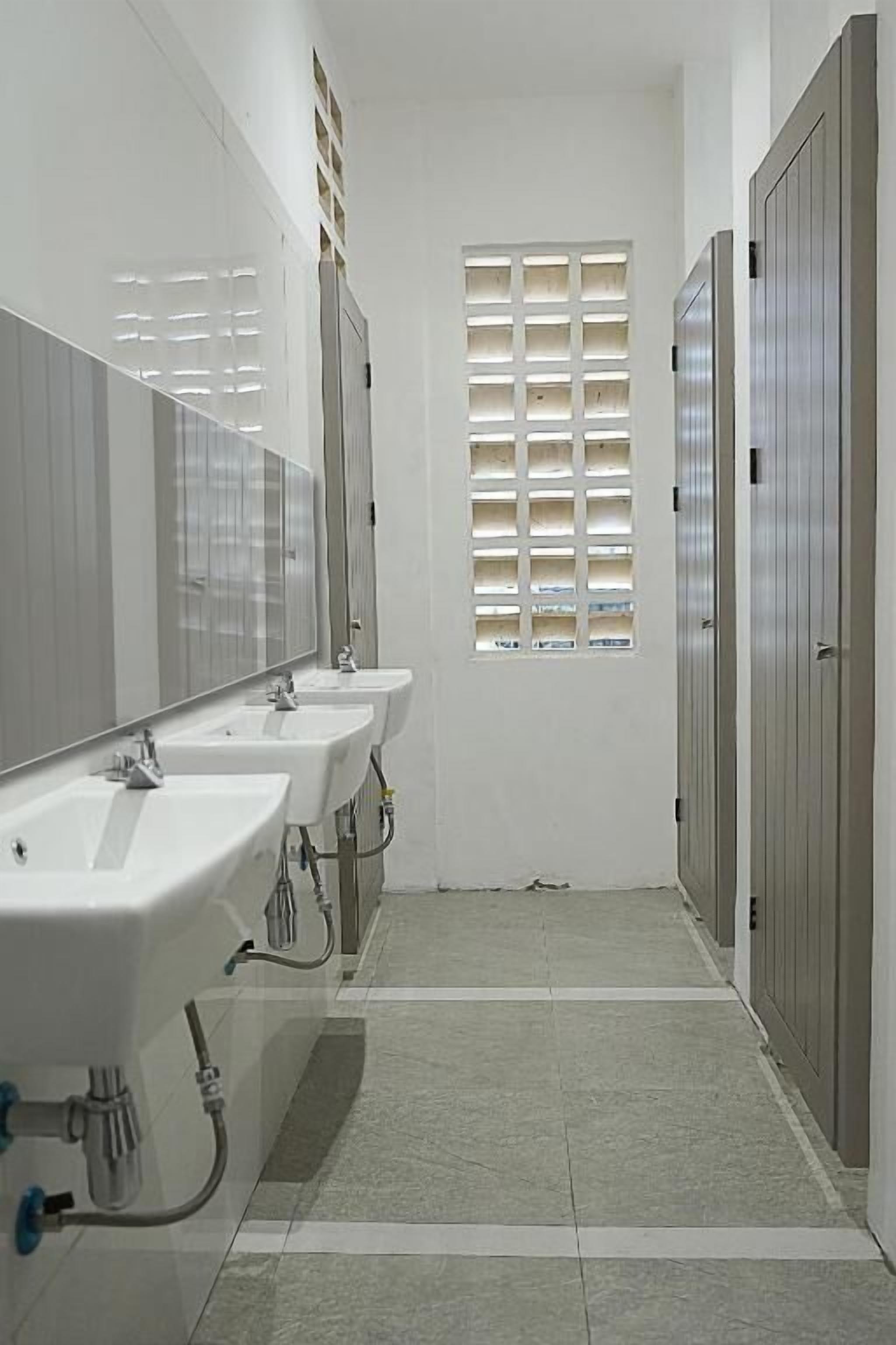 Douche, sèche-cheveux, chaussons, serviettes fournies