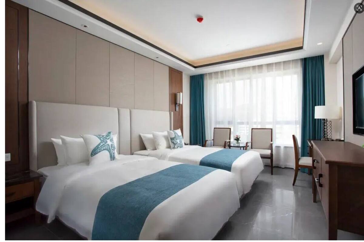Habitación superior con 1 cama doble o 2 individuales, vistas a la ciudad | Caja fuerte, tabla de planchar con plancha, wifi gratis
