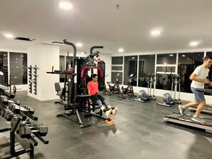 A gym with various exercise equipment, including treadmills and weight machines. - 29.6 Stunning 29th-Floor Apartment | Pool, Gym, and Parking (Sabaneta)