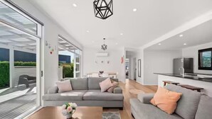 Un salon moderne avec un canapé, une table basse et un téléviseur.