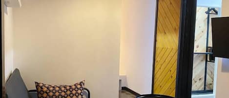 家庭客房, 露台, 海灘景 | 房內夾萬、遮光窗簾/窗簾、隔音、熨斗/熨衫板