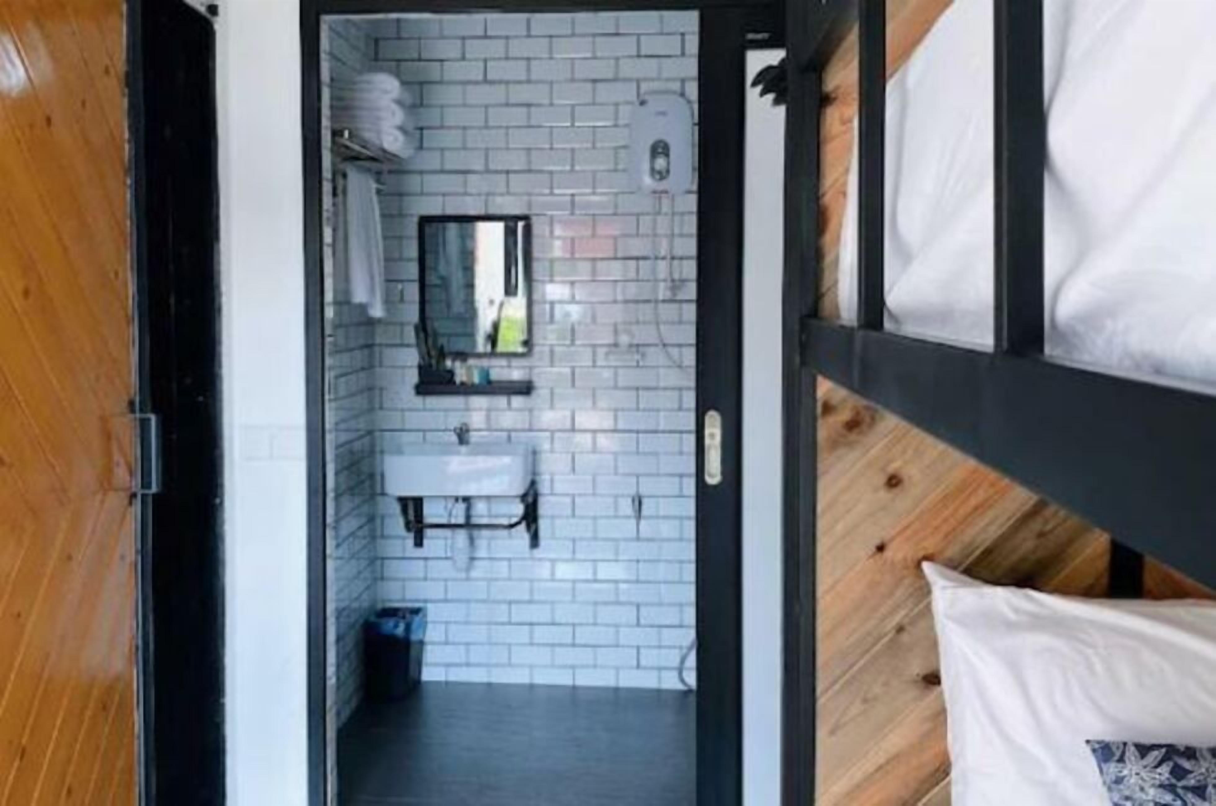 Habitación familiar, balcón, vistas al jardín | Baño | Ducha, secador de pelo, zapatillas y bidé
