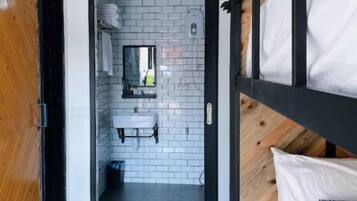 Habitación familiar, balcón, vistas al jardín | Baño | Ducha, secador de pelo, zapatillas y bidé