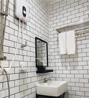 Shower, slippers, towels, soap - ALUN Retreat (Pangkor Island)